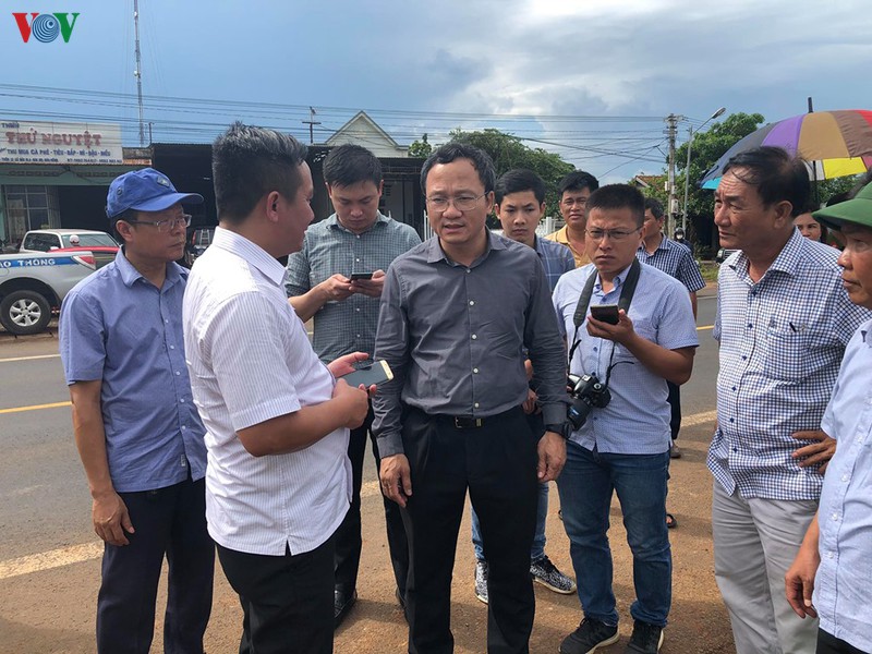 uy ban atgt quoc gia tham hoi gia dinh cac nan nhan vu xe dam o dak nong hinh 6