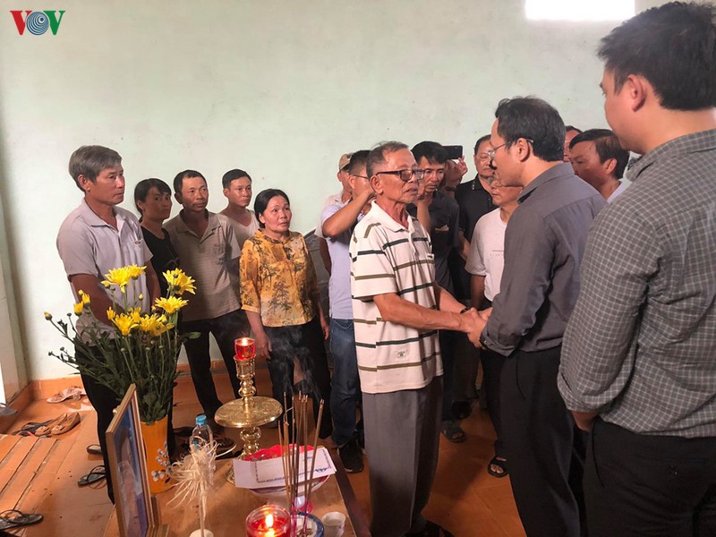 uy ban atgt quoc gia tham hoi gia dinh cac nan nhan vu xe dam o dak nong hinh 9