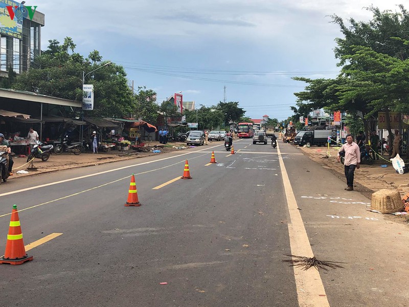 uy ban atgt quoc gia tham hoi gia dinh cac nan nhan vu xe dam o dak nong hinh 1