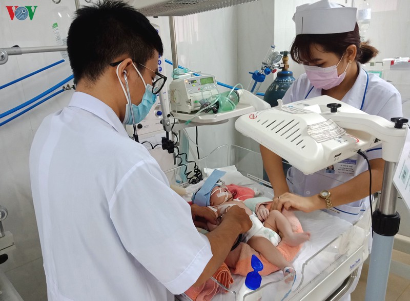 cha me dac biet cua benh nhi so sinh o bv da khoa vung tay nguyen hinh 1
