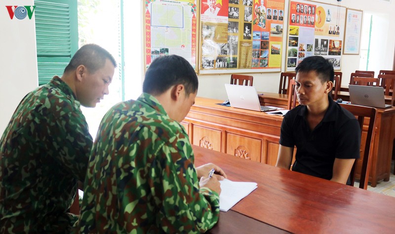 bat doi tuong van chuyen gan 7.000 bao thuoc la nhap lau hinh 1