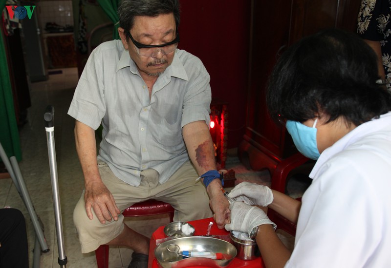 ​mo hinh kham benh tu xa o tphcm: dua bac si tuyen tren "ve" tan nha dan hinh 1