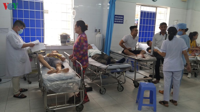 hon 100 can bo, cong nhan vien cua 1 doanh nghiep ngo doc thuc pham hinh 1