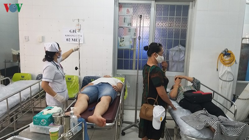 hon 100 can bo, cong nhan vien cua 1 doanh nghiep ngo doc thuc pham hinh 2