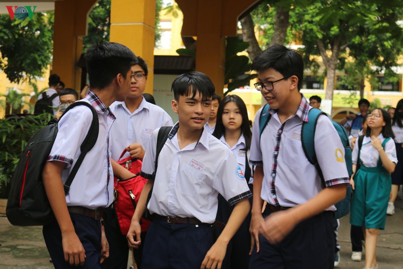 thi sinh tphcm phan khoi vi de toan vao lop 10 khong qua kho hinh 3