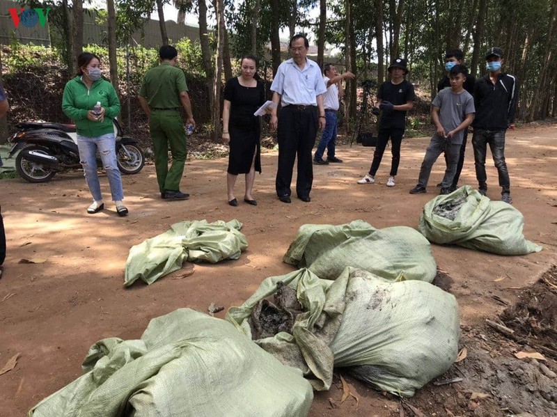 mot doanh nghiep o dong nai do trom chat thai nguy hai ra moi truong hinh 1
