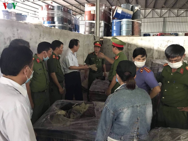 mot doanh nghiep o dong nai do trom chat thai nguy hai ra moi truong hinh 2