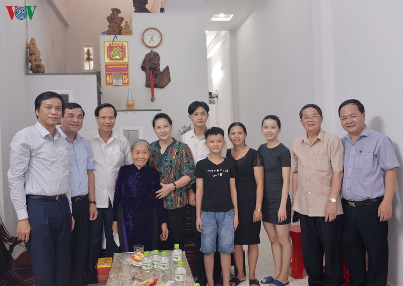 chu tich quoc hoi tham, tang qua cac me viet nam anh hung hinh 1
