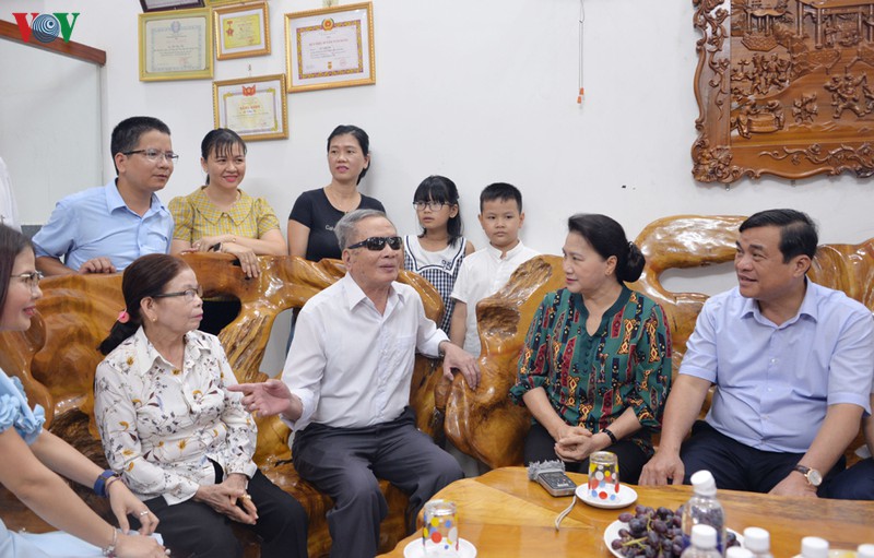 chu tich quoc hoi tham, tang qua cac me viet nam anh hung hinh 2
