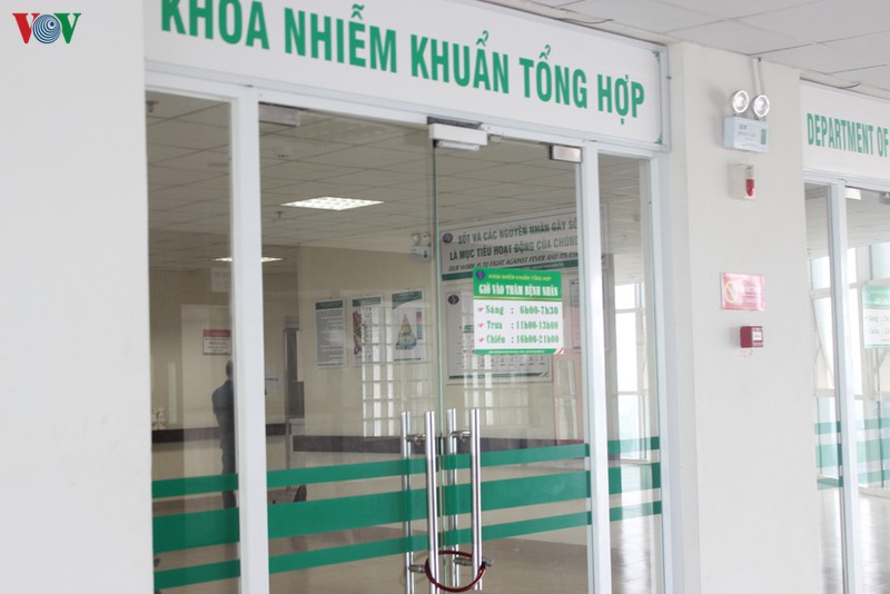 anh: can canh noi don va dieu tri hon 100 benh nhan covid-19 ve nuoc hinh 11