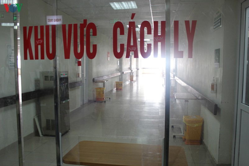 anh: can canh noi don va dieu tri hon 100 benh nhan covid-19 ve nuoc hinh 2