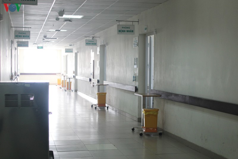 anh: can canh noi don va dieu tri hon 100 benh nhan covid-19 ve nuoc hinh 3
