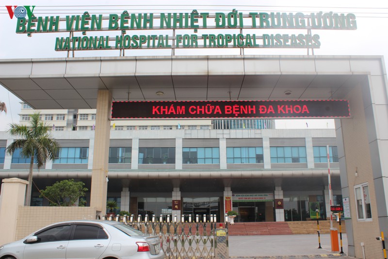 anh: can canh noi don va dieu tri hon 100 benh nhan covid-19 ve nuoc hinh 1