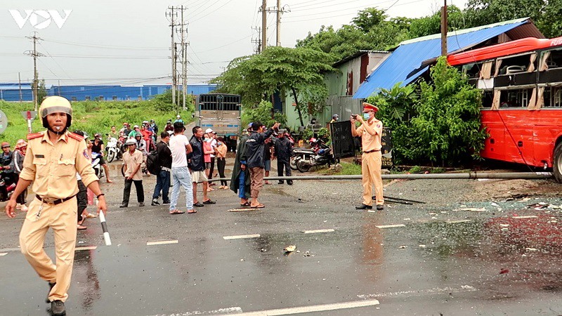xe khach tong vao nha dan o binh thuan hinh 1