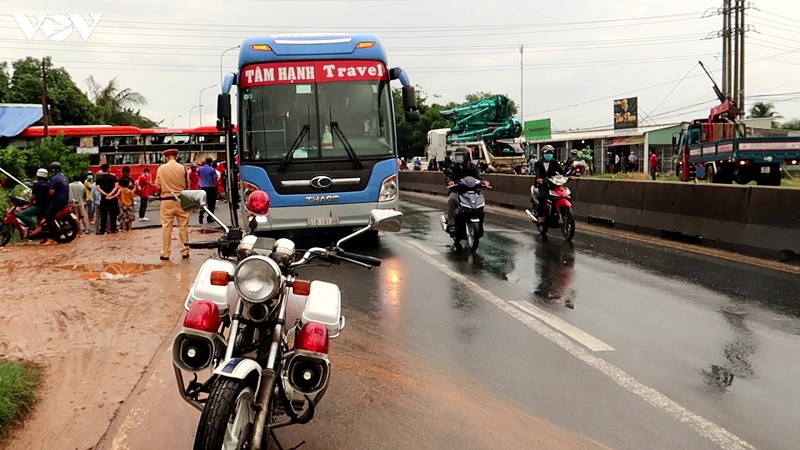 xe khach tong vao nha dan o binh thuan hinh 2