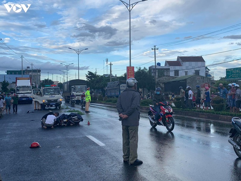 va cham voi xe dau keo, 1 nguoi tu vong, 1 nguoi bi thuong nang hinh 1