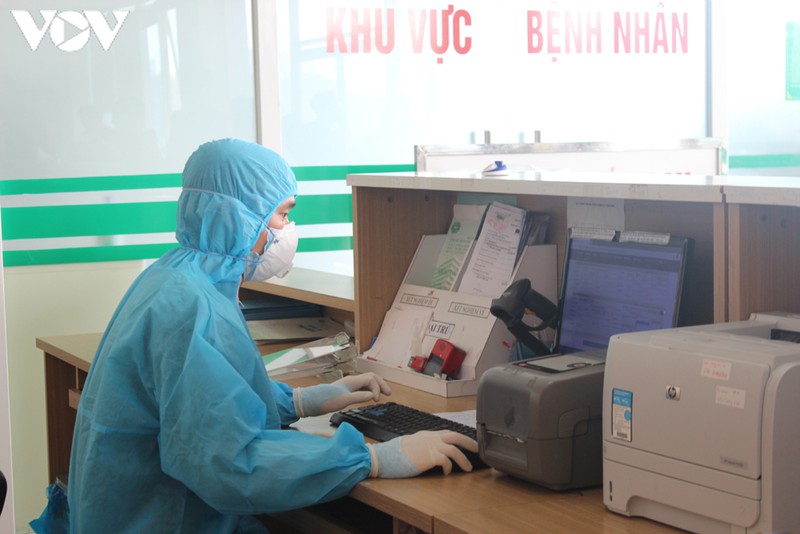 mot ca mac covid-19 o ha noi tien luong nang, phai tho may hinh 1