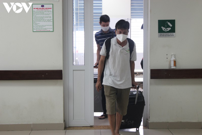 181 nguoi ve tu guinea xich dao tiep tuc theo doi tai cong dong sau ra vien hinh 3