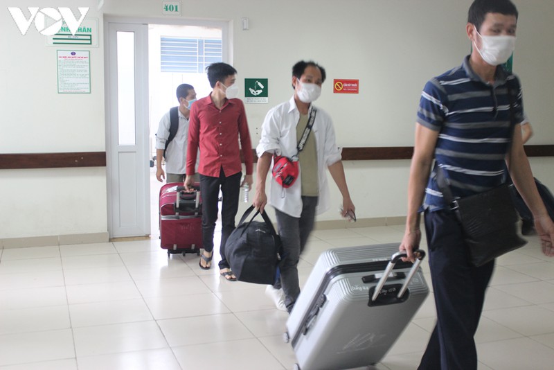 181 nguoi ve tu guinea xich dao tiep tuc theo doi tai cong dong sau ra vien hinh 4