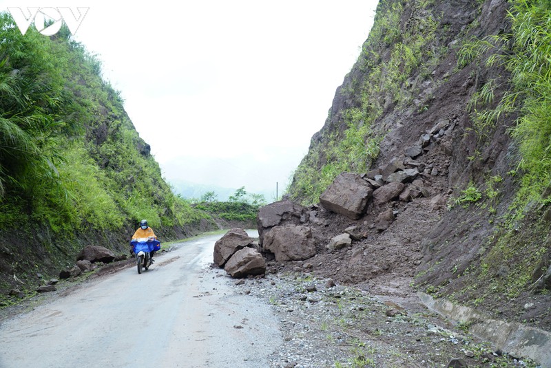 nguy co sat lo tren nhieu tuyen duong trong yeu tai dien bien hinh 1