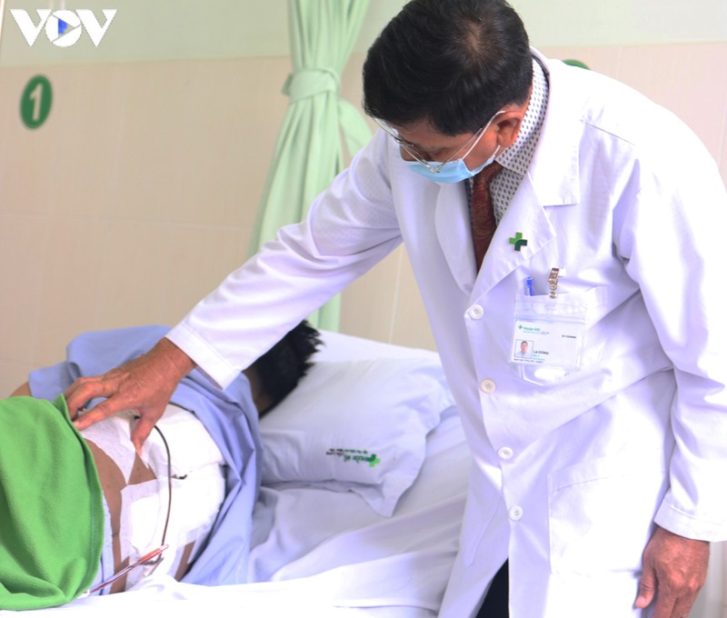 phau thuat thanh cong cho benh nhan co khoi u soi than kinh hon 4kg hinh 1