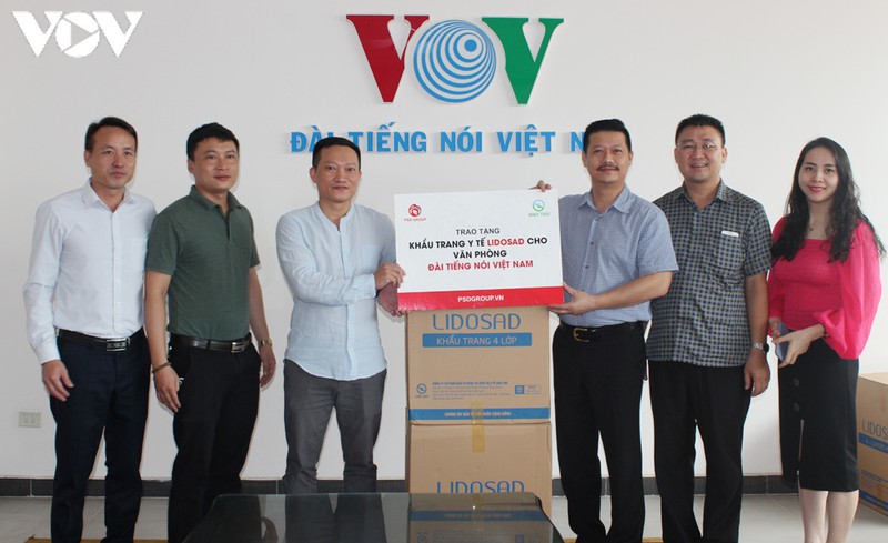trao tang 10.000 khau trang khang khuan lidosad cho dai tnvn hinh 1