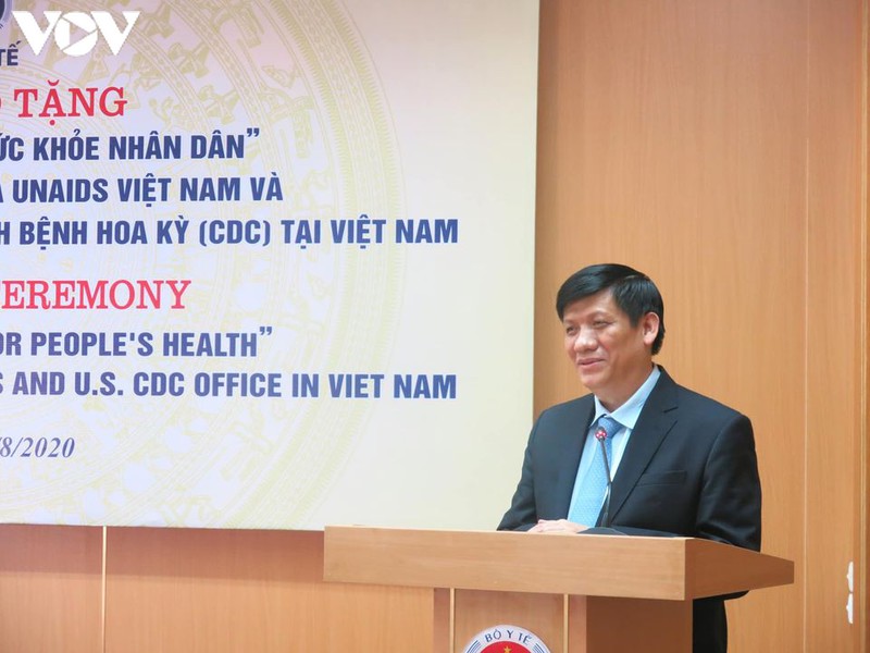 trao ky niem chuong "vi suc khoe nhan dan" cho chuyen gia unaids va cdc hoa ky hinh 2