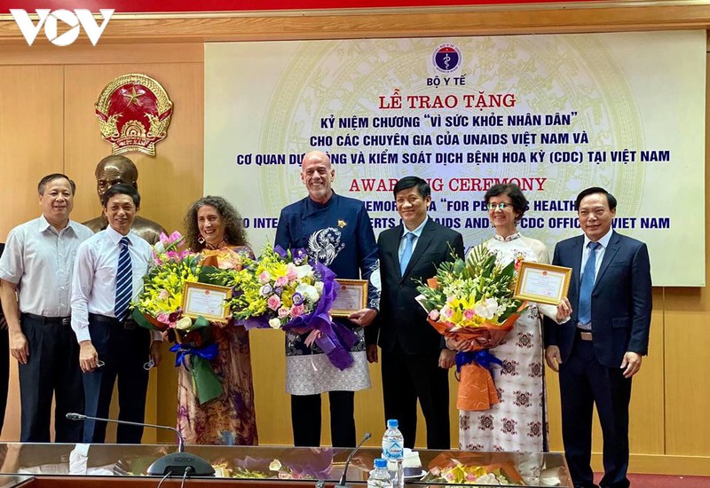 trao ky niem chuong "vi suc khoe nhan dan" cho chuyen gia unaids va cdc hoa ky hinh 1