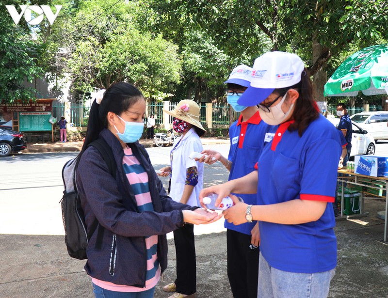 thu truong bo gd-dt nguyen huu do kiem tra cong tac thi tai dak lak hinh 2