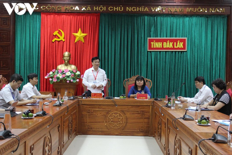 thu truong bo gd-dt nguyen huu do kiem tra cong tac thi tai dak lak hinh 1