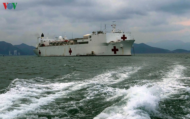 tau benh vien hai quan hoa ky usns mercy den nha trang hinh 1