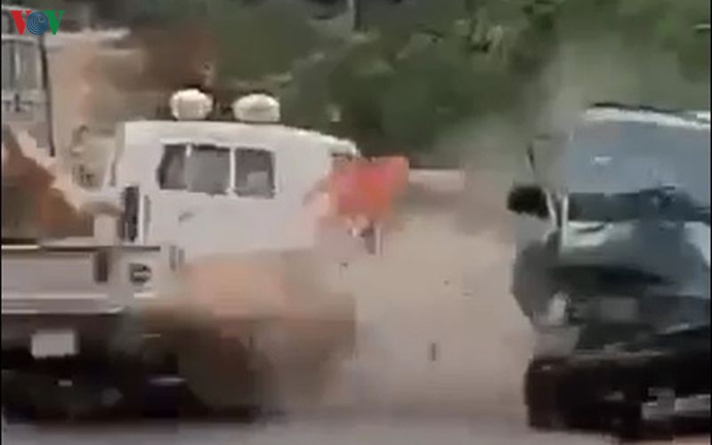 clip o to lao vao to canh sat giao thong dang lam nhiem vu hinh 1