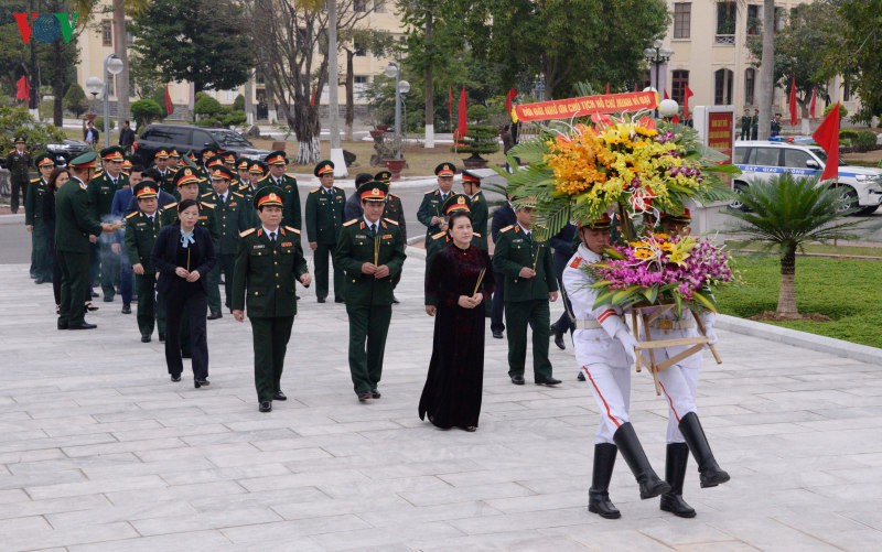 chu tich quoc hoi tham, chuc mung quan chung hai quan, quan khu 3 hinh 4