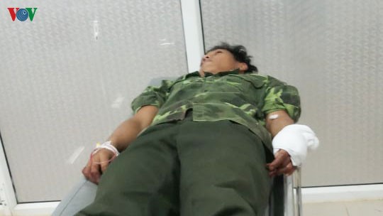 nong 24h: phan van anh vu choi toi, do loi cho ben ban nha dat cong hinh 13