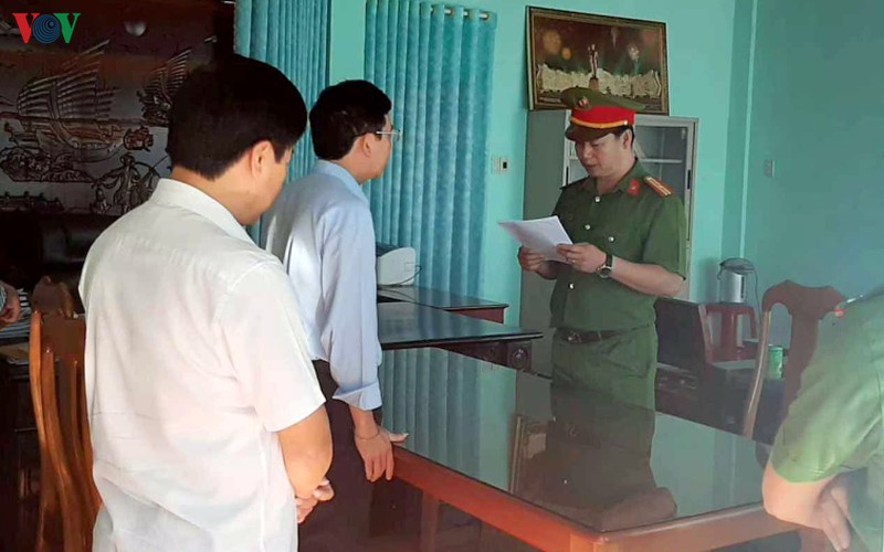 chu tich ubnd huyen duc co cung hai thuoc cap bi bat giam hinh 1
