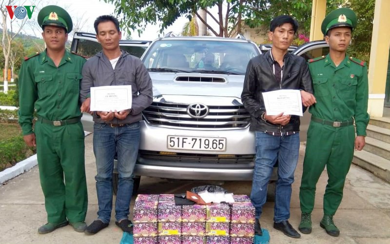 bat 2 doi tuong van chuyen phao va ma tuy tren bien gioi hinh 1