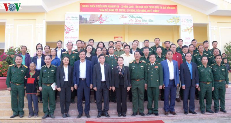 chu tich quoc hoi chuc tet cong nhan, cac luc luong vu trang dak lak hinh 3