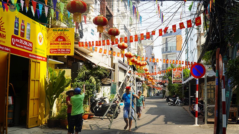 tp.hcm trang hoang co hoa ruc ro mung dang, mung xuan hinh 12