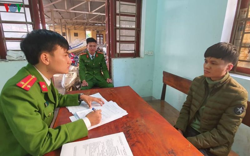 khoi to doi tuong dung hung khi khong che nhan vien cay xang cuop tien hinh 1