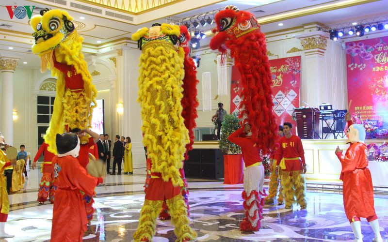 ba con viet kieu tai lao tung bung don nam moi hinh 2