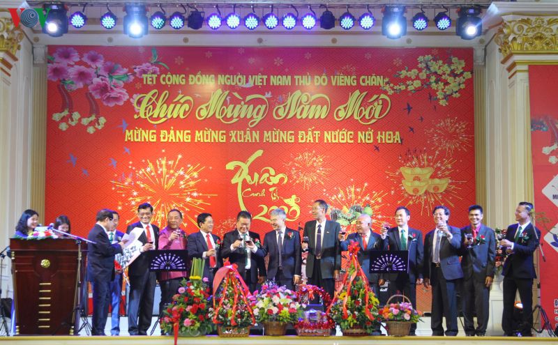 ba con viet kieu tai lao tung bung don nam moi hinh 1