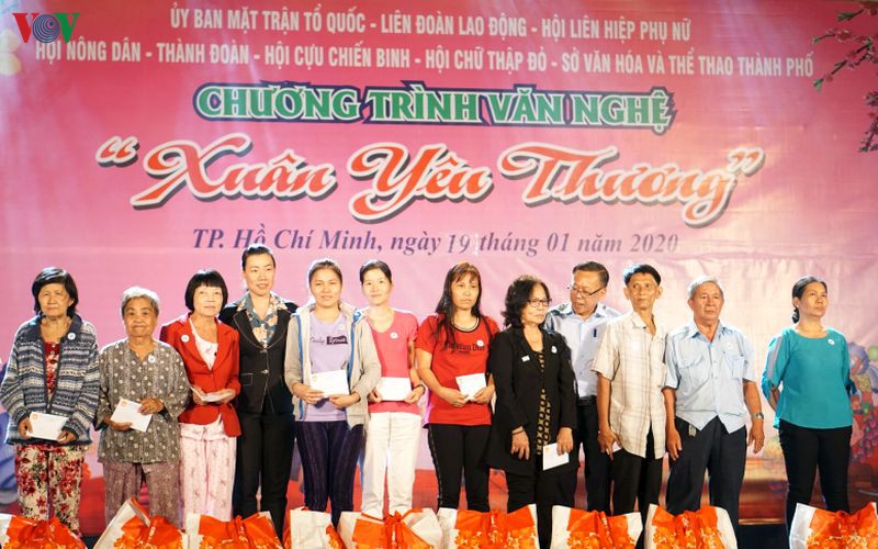 trao 517 suat qua tet cho ho dan ngheo o tphcm hinh 1