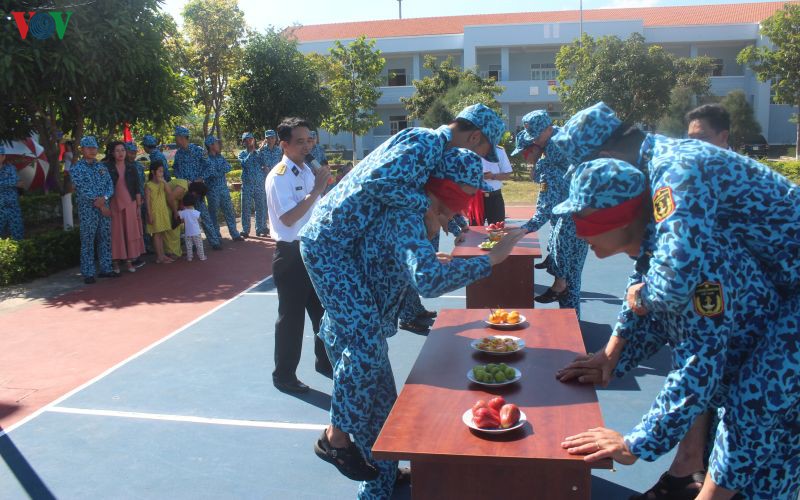 thuy thu tau ngam don tet: cung nang ly nuoc bien  hinh 2