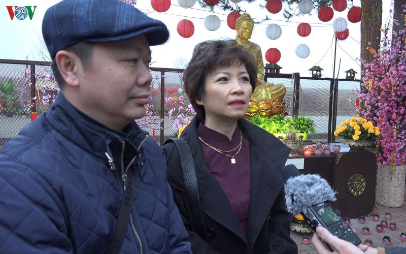 net dep truyen thong le chua dau nam cua ba con nguoi viet tai praha hinh 1