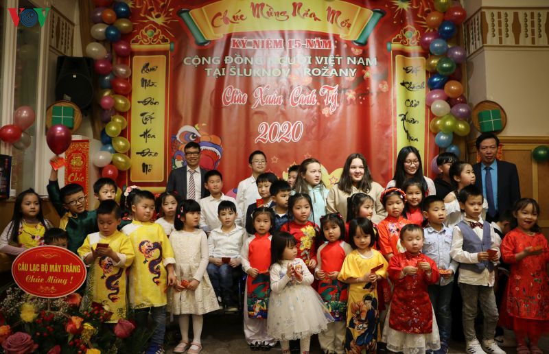 chuong trinh chao xuan nam moi cua nguoi viet tai sluknov hinh 2