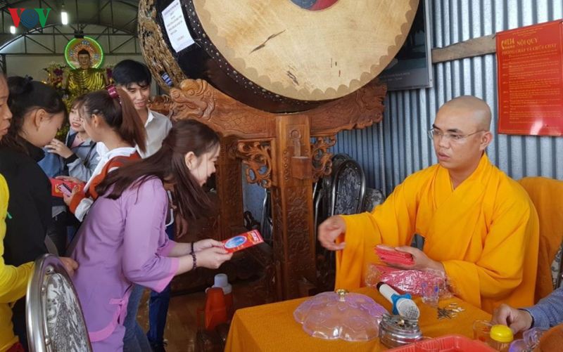 dong dao du khach xa gan di vieng chua xin loc dau nam o tien giang hinh 2