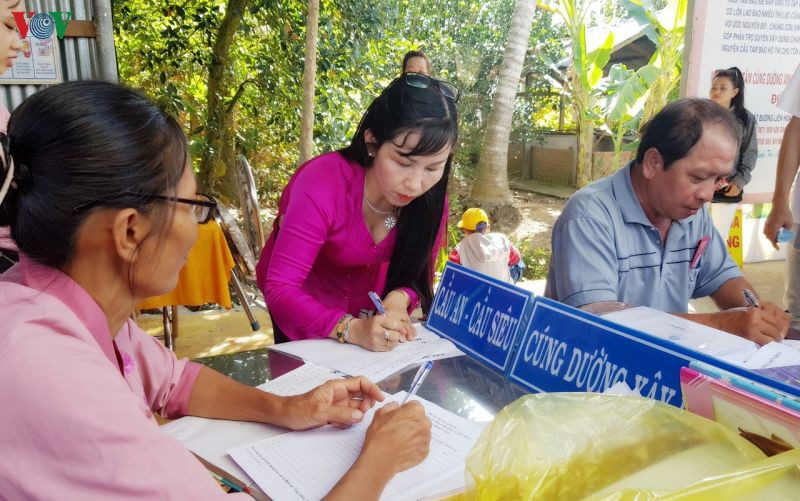dong dao du khach xa gan di vieng chua xin loc dau nam o tien giang hinh 1