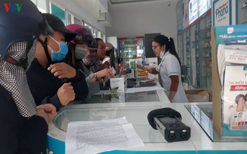 nguoi dan da nang do xo di mua khau trang y te phong dich corona hinh 1