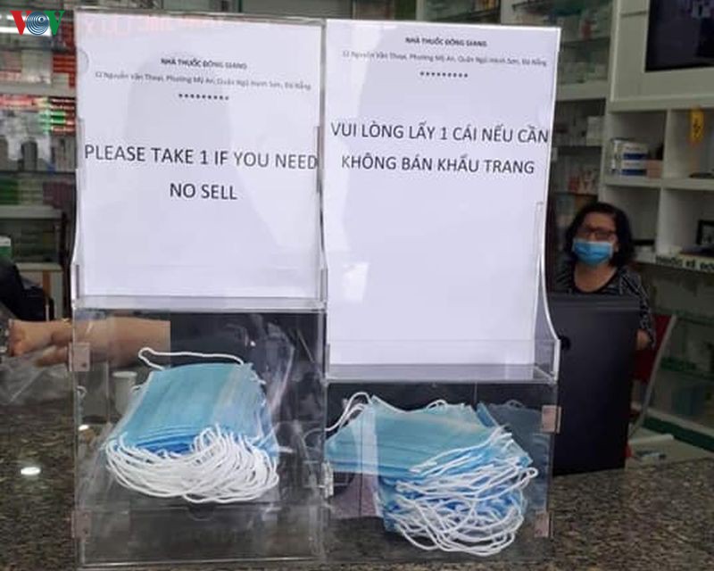 nguoi dan da nang do xo di mua khau trang y te phong dich corona hinh 2