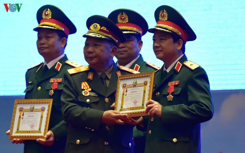 trao tang huan chuong nha nuoc cho lanh dao quan doi viet-lao hinh 4